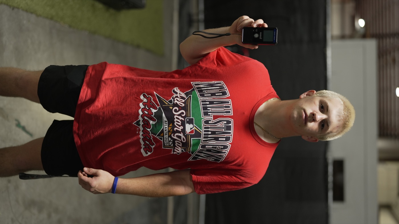 Advanced athlete holding a radar device during CATCHPRO training